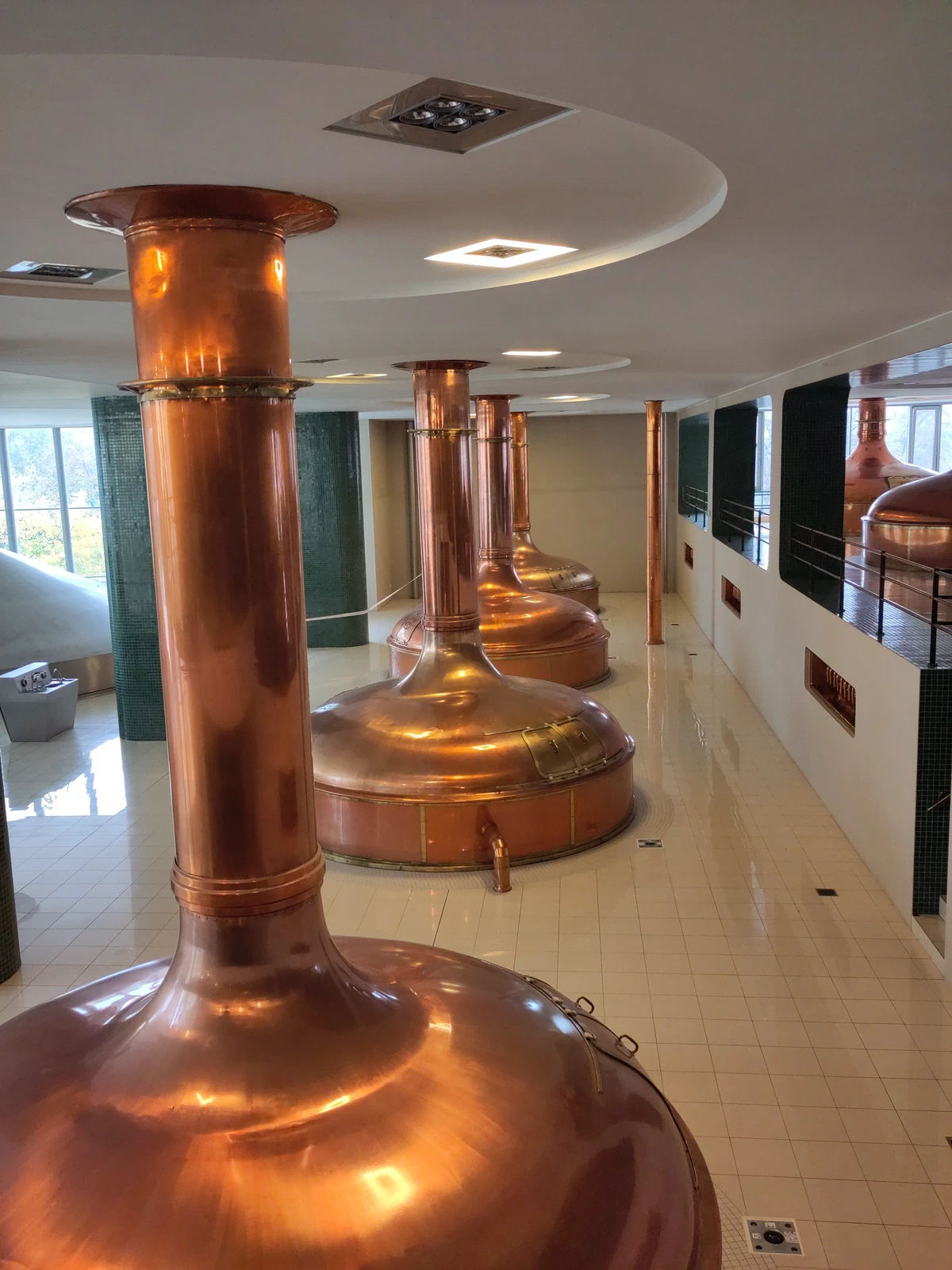 Kupferne Sudkessel im Sudhaus der Pilsner Brauerei