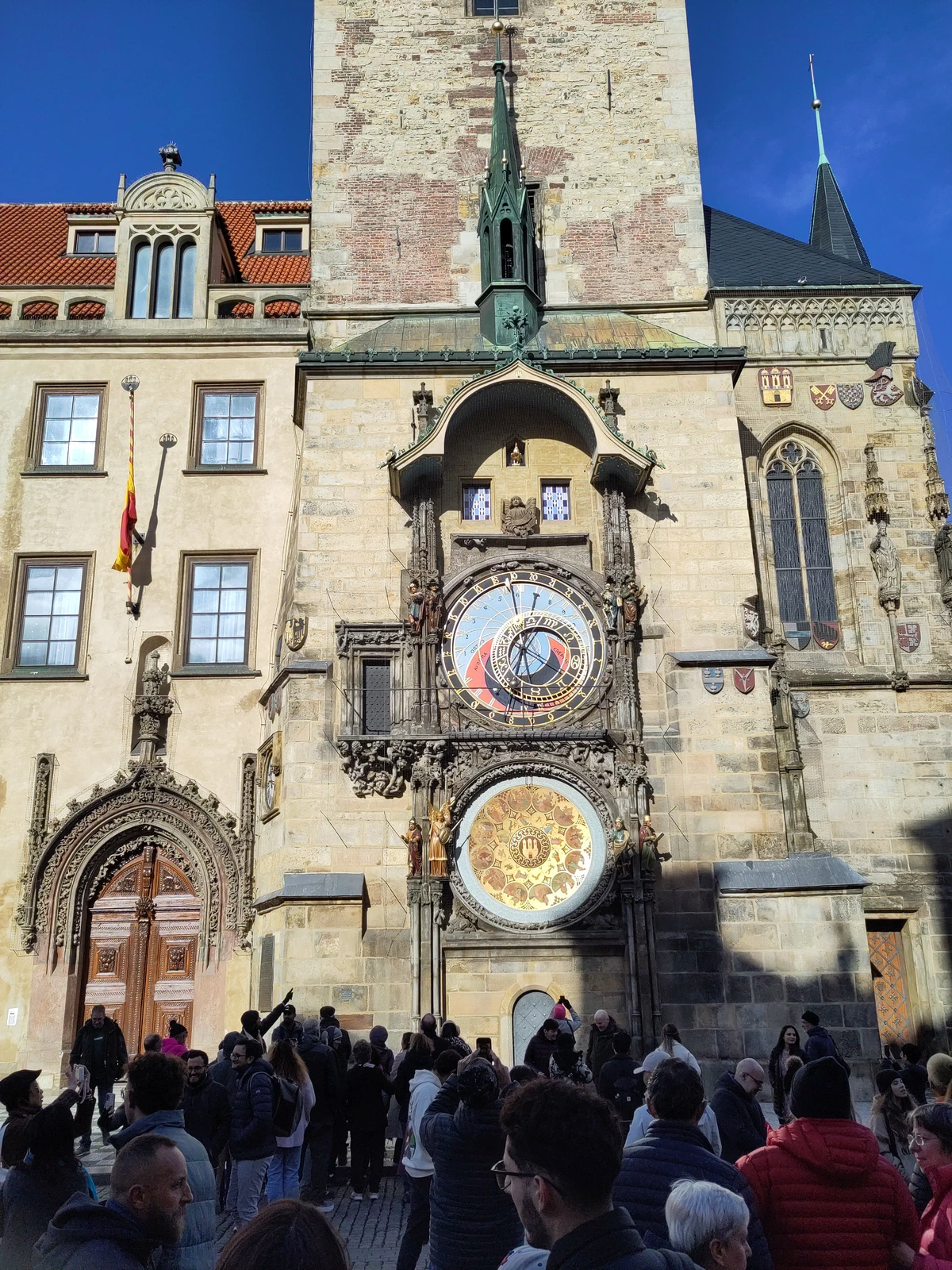 Die Astronomische Uhr am Altstädter Rathaus, davor eine Menschenmenge