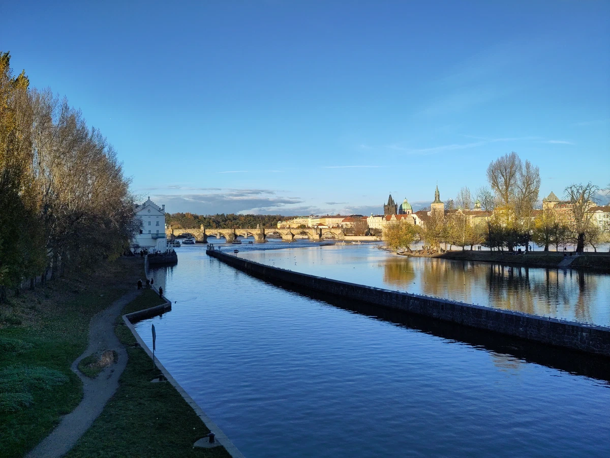 Die Moldau in der Morgensonne mit Blick auf die Brücken und die Altstadt von Prag