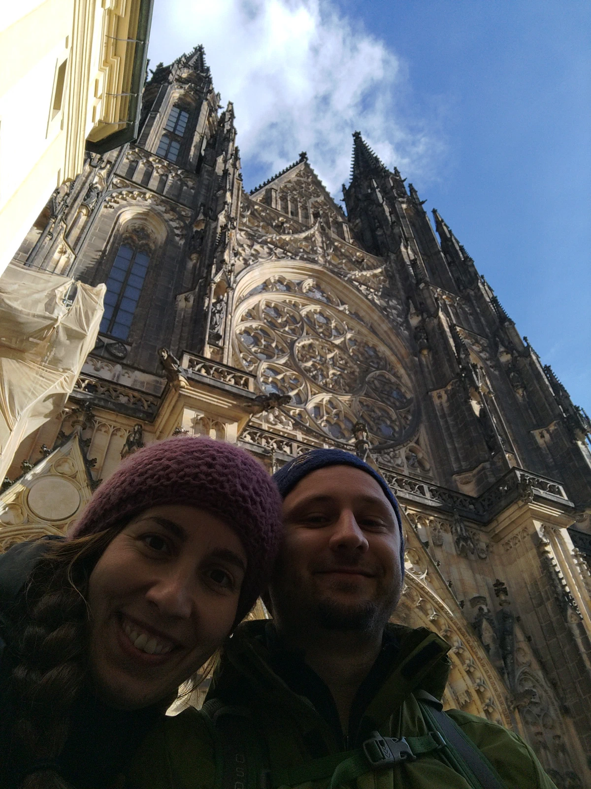Selfie von uns beiden von unten vor der Fassade des Veitsdoms