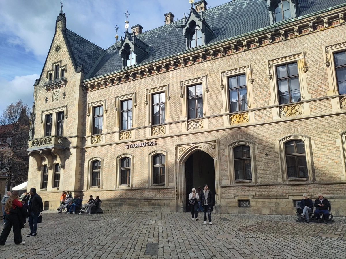Historisches Backsteingebäude mit einem Starbucks-Schriftzug über dem Eingang
