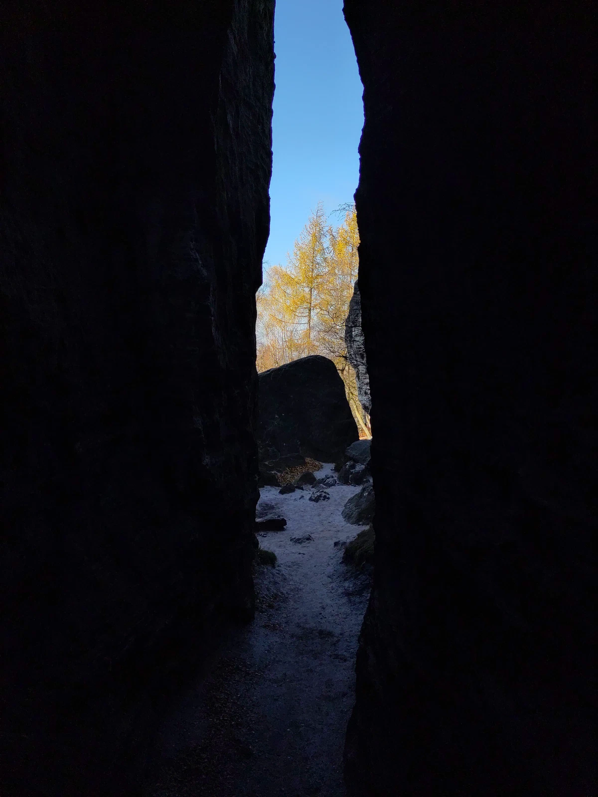 Schmaler dunkler Felsspalt, durch den ein Lichtstreifen fällt