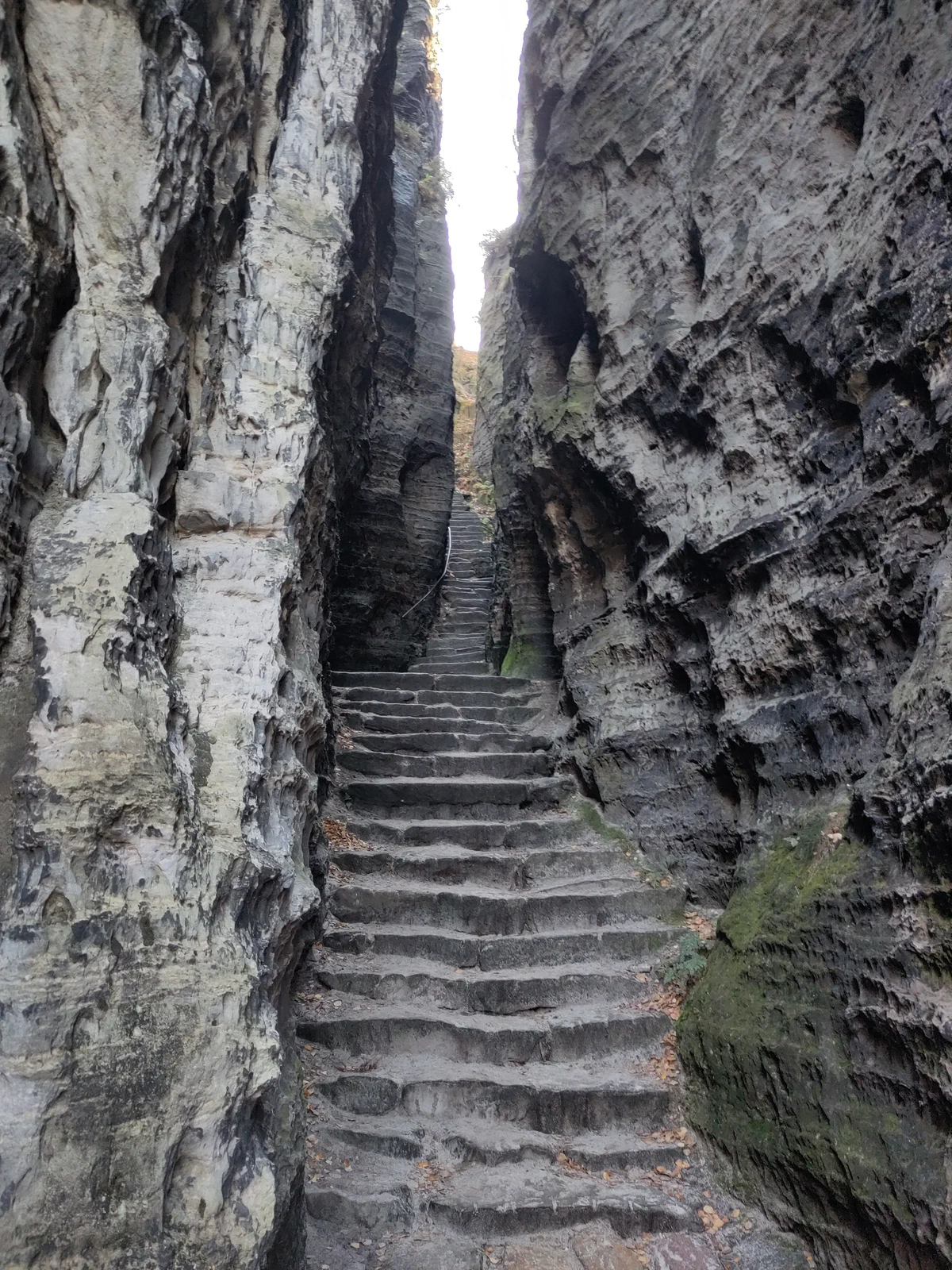 Steile Steintreppe in einer engen Schlucht zwischen Sandsteinwänden