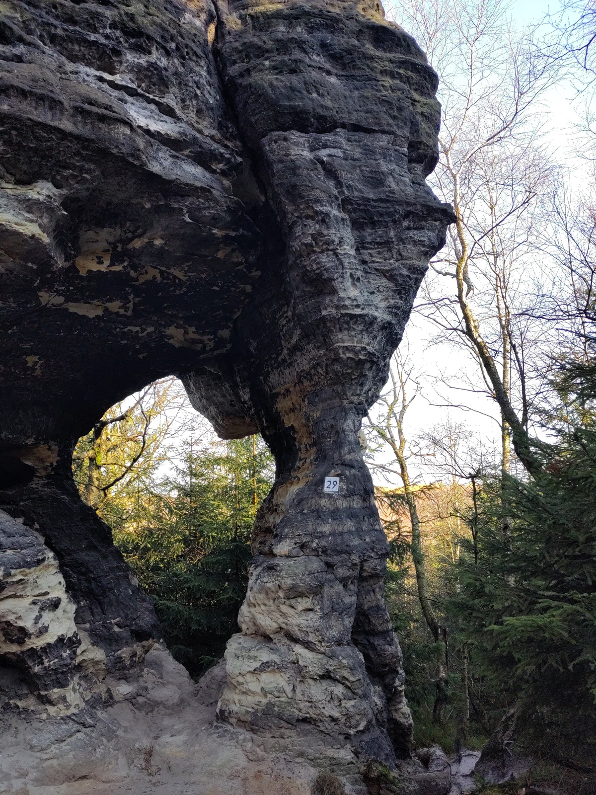 Felsentor aus Sandstein im Wald