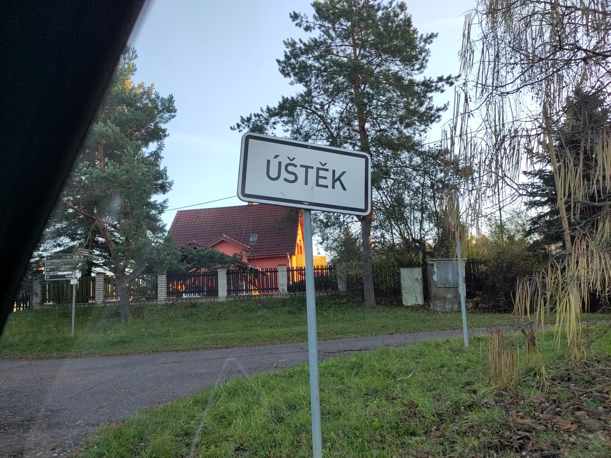 Ortsschild von Úštěk, aus dem Auto fotografiert