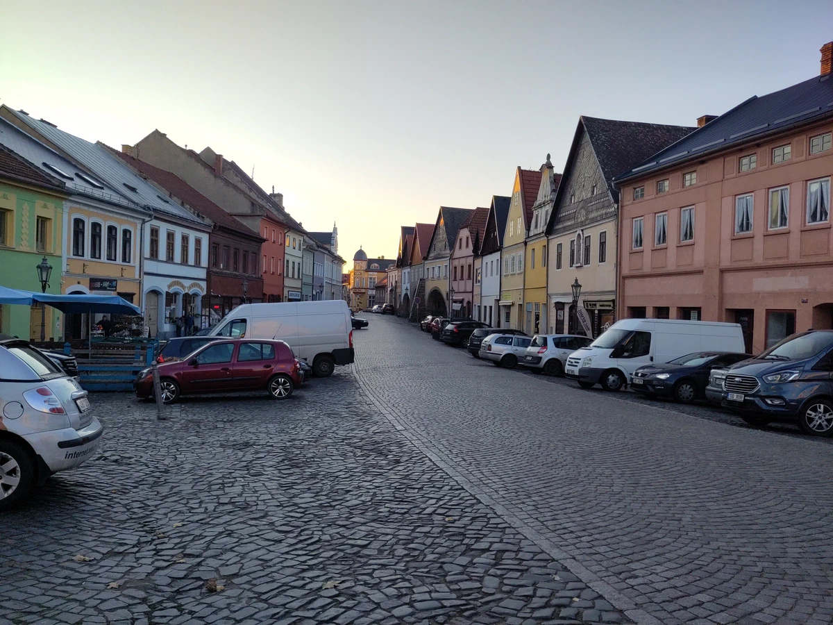 Marktplatz von Úštěk mit Kopfsteinpflaster und bunten Giebelhäusern