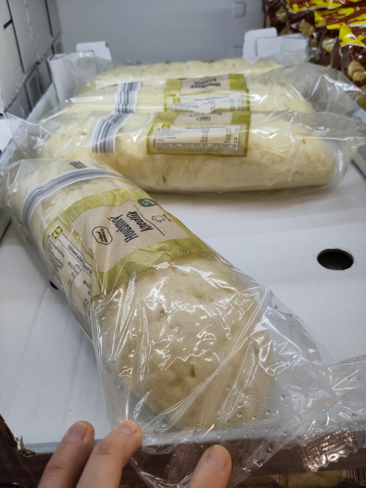 Böhmische Knödel in Folie verpackt im Supermarktregal