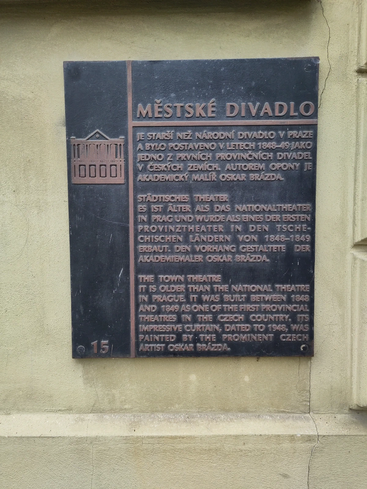 Gedenktafel am Stadttheater mit Text auf Tschechisch, Deutsch und Englisch