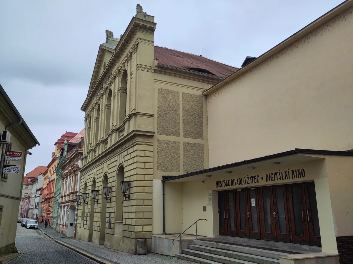 Stadttheater von Žatec mit klassizistischer Fassade