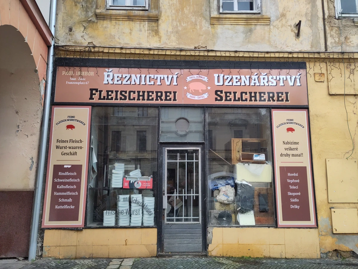 Alte Ladenfront mit zweisprachiger Aufschrift: Řeznictví Uzenářství, Fleischerei Selcherei