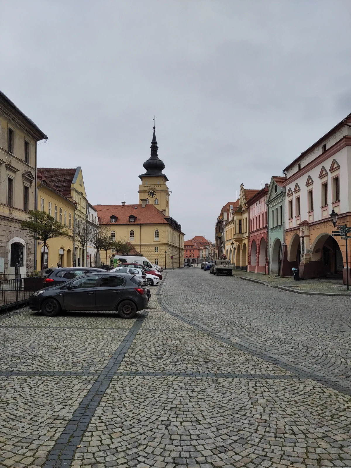 Marktplatz von Žatec mit Rathausturm und historischen Häusern