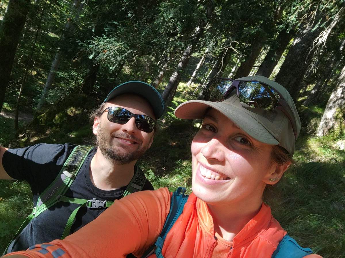 Selfie von uns beiden mit Kappen und Sonnenbrillen im Wald
