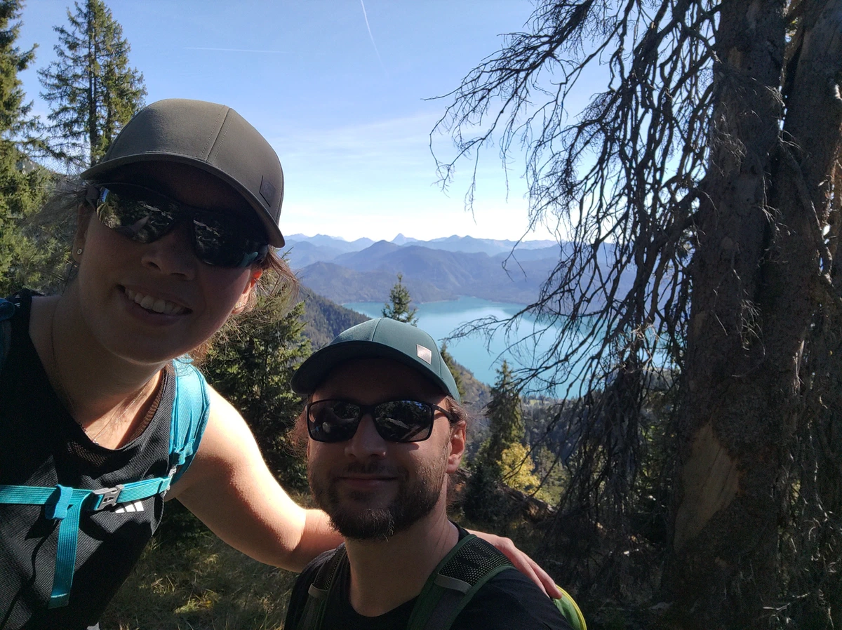 Selfie von uns beiden, im Hintergrund der Walchensee