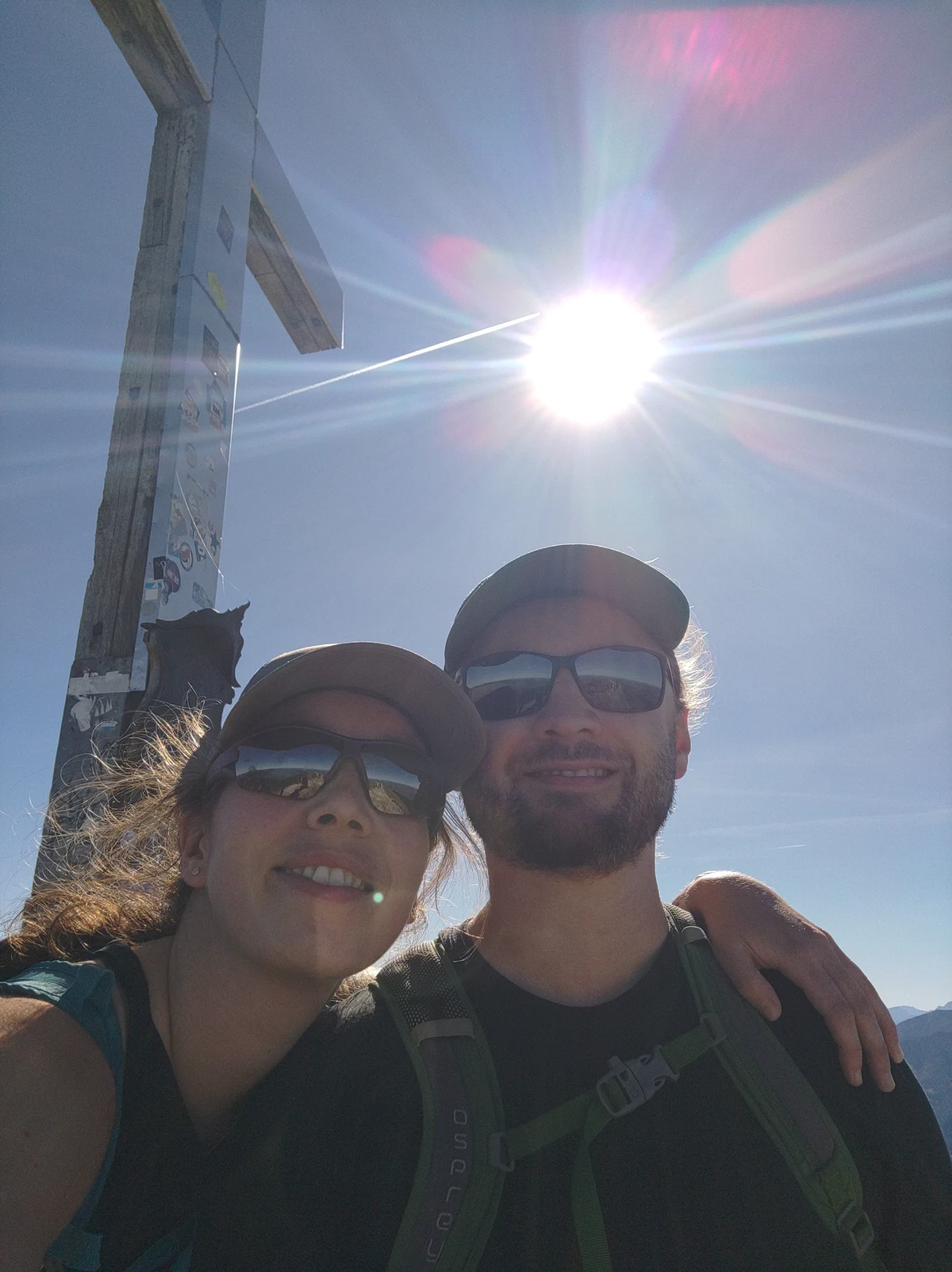 Selfie von uns beiden am Gipfelkreuz des Heimgartens im Gegenlicht