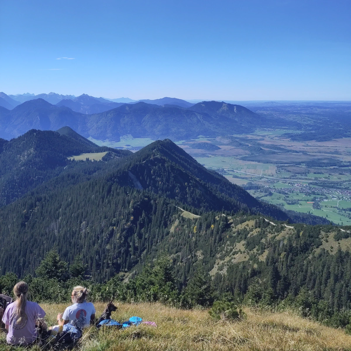 Blick vom Heimgarten nach Norden: Hinter den letzten bewaldeten Bergen beginnt übergangslos das flache Land