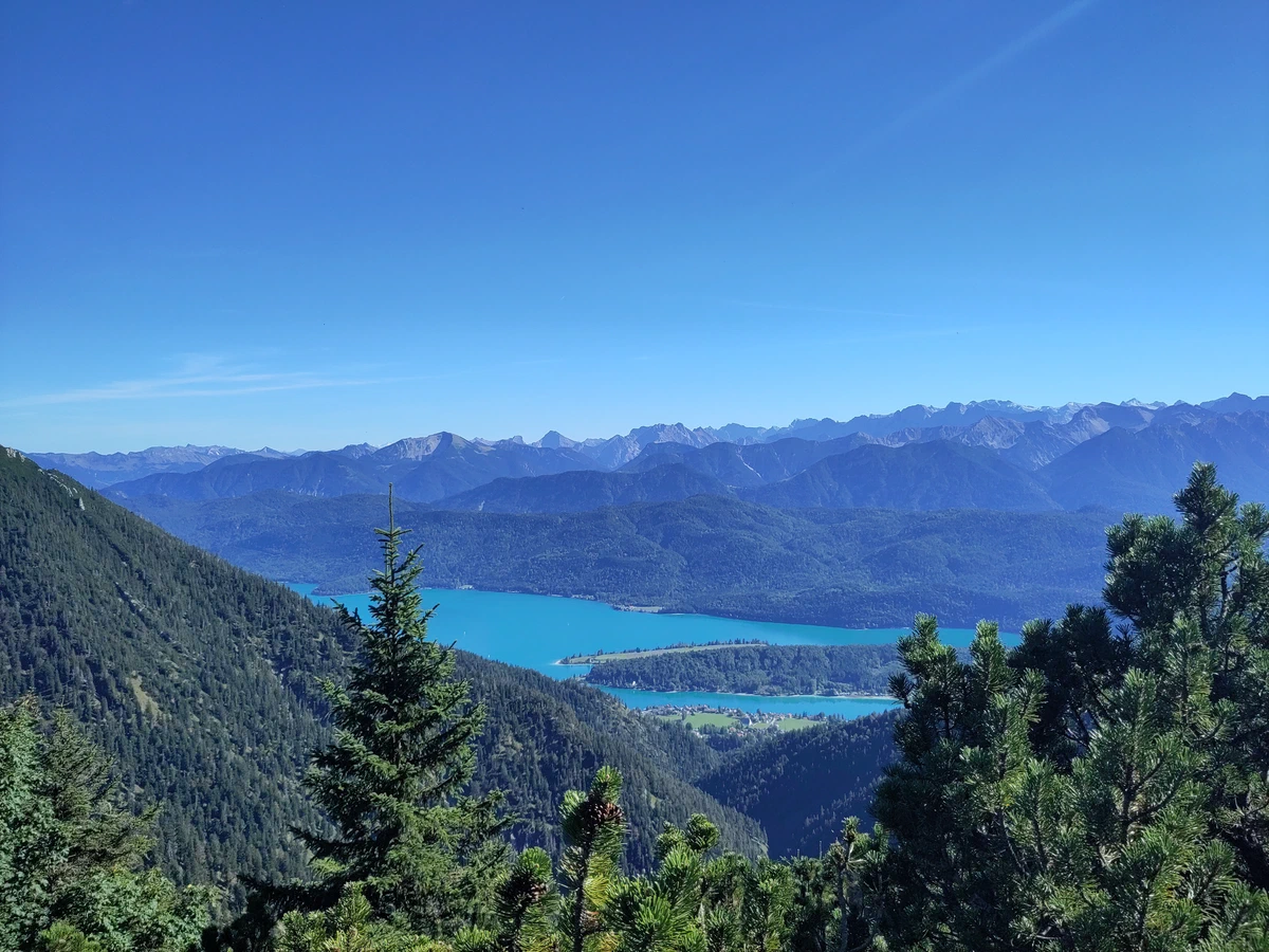 Blick vom Grat auf den türkisblauen Walchensee und die Berge dahinter