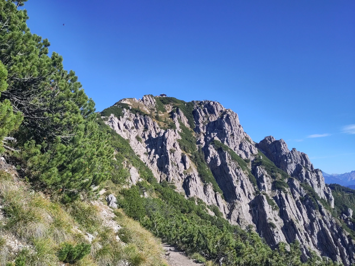 Die schroffen Felsen unter dem Gipfel des Herzogstands