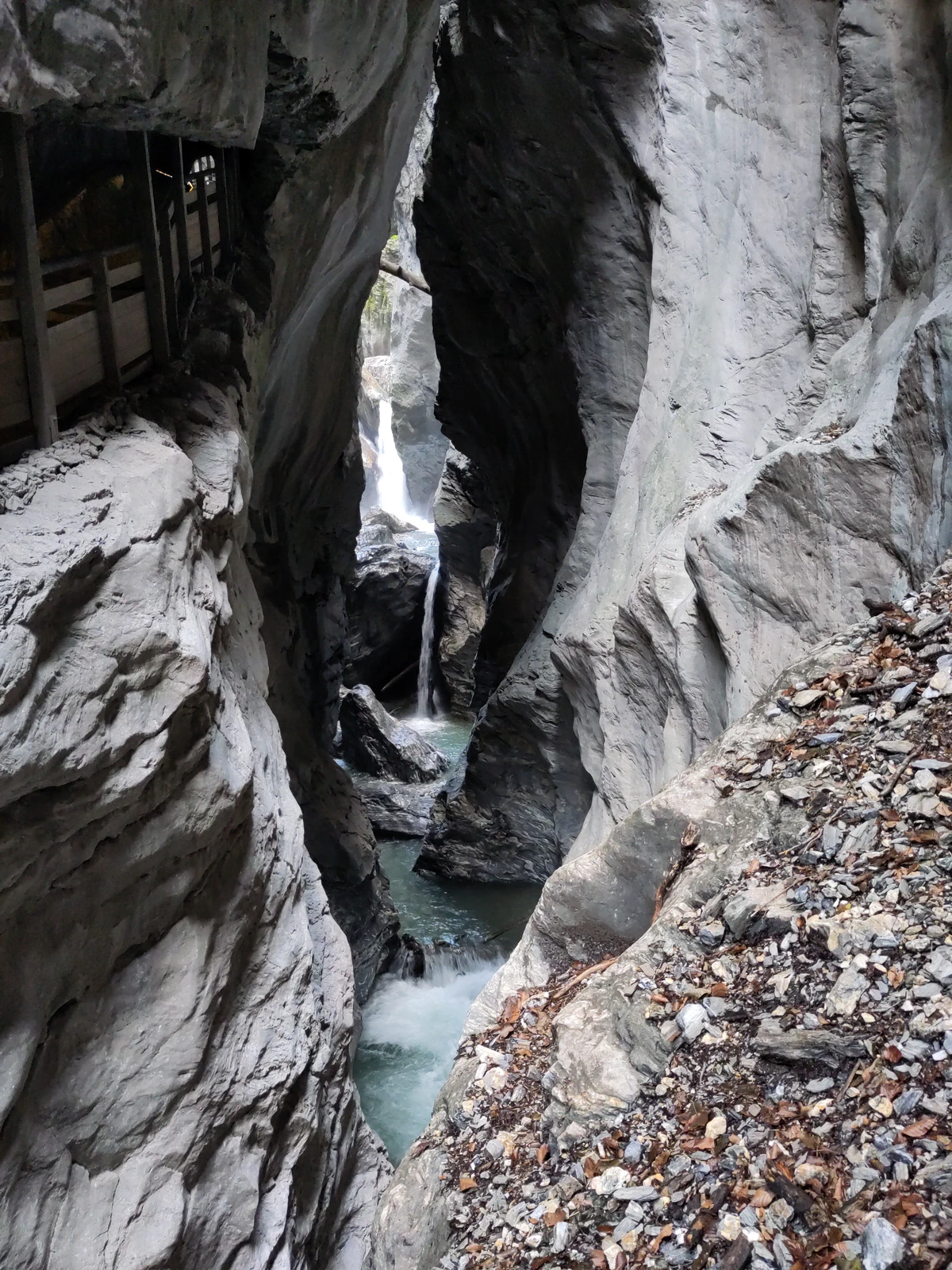 Liechtensteinklamm: enge, glatt geschliffene Felsschlucht mit Wildbach
