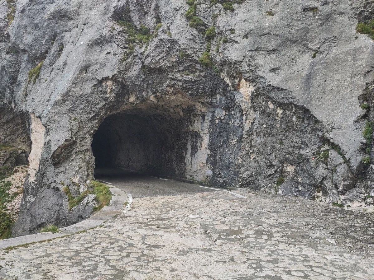 Kurzer Felstunnel an der gepflasterten Mangartstraße