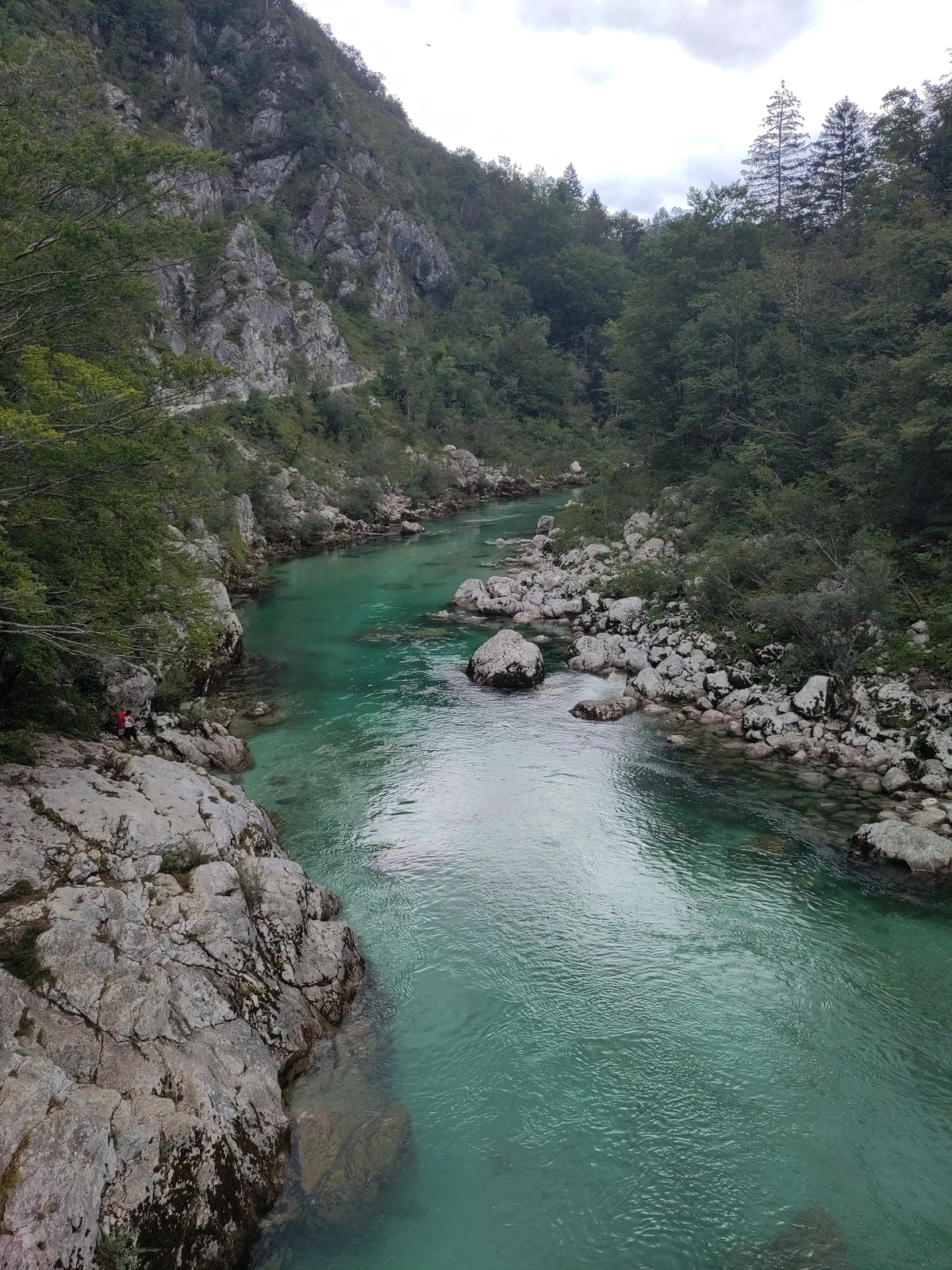 Die smaragdgrüne Soča fließt durch eine felsige Schlucht