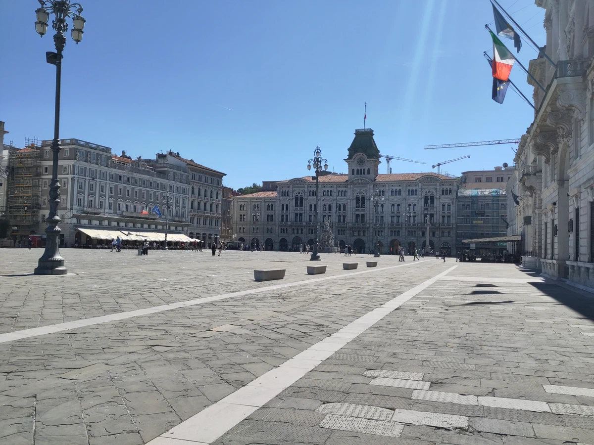 Die weite Piazza Unità d'Italia in Triest mit dem Rathaus im Sonnenschein