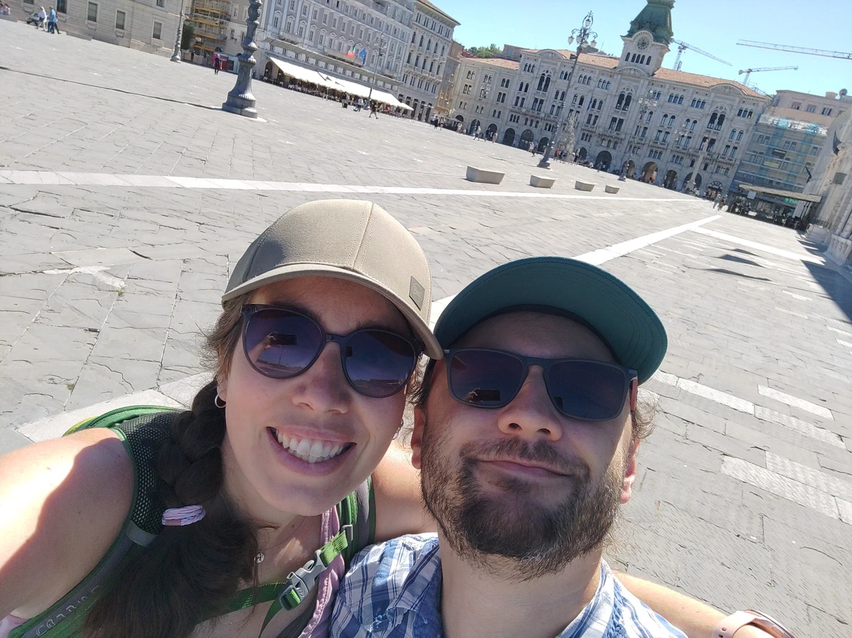 Selfie von uns beiden mit Kappen und Sonnenbrillen auf der Piazza in Triest