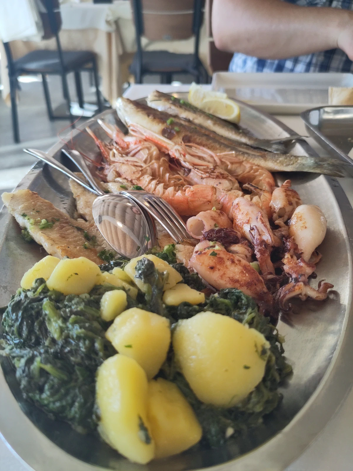 Gegrillter Fisch und Meeresfrüchte mit Kartoffeln und Mangold