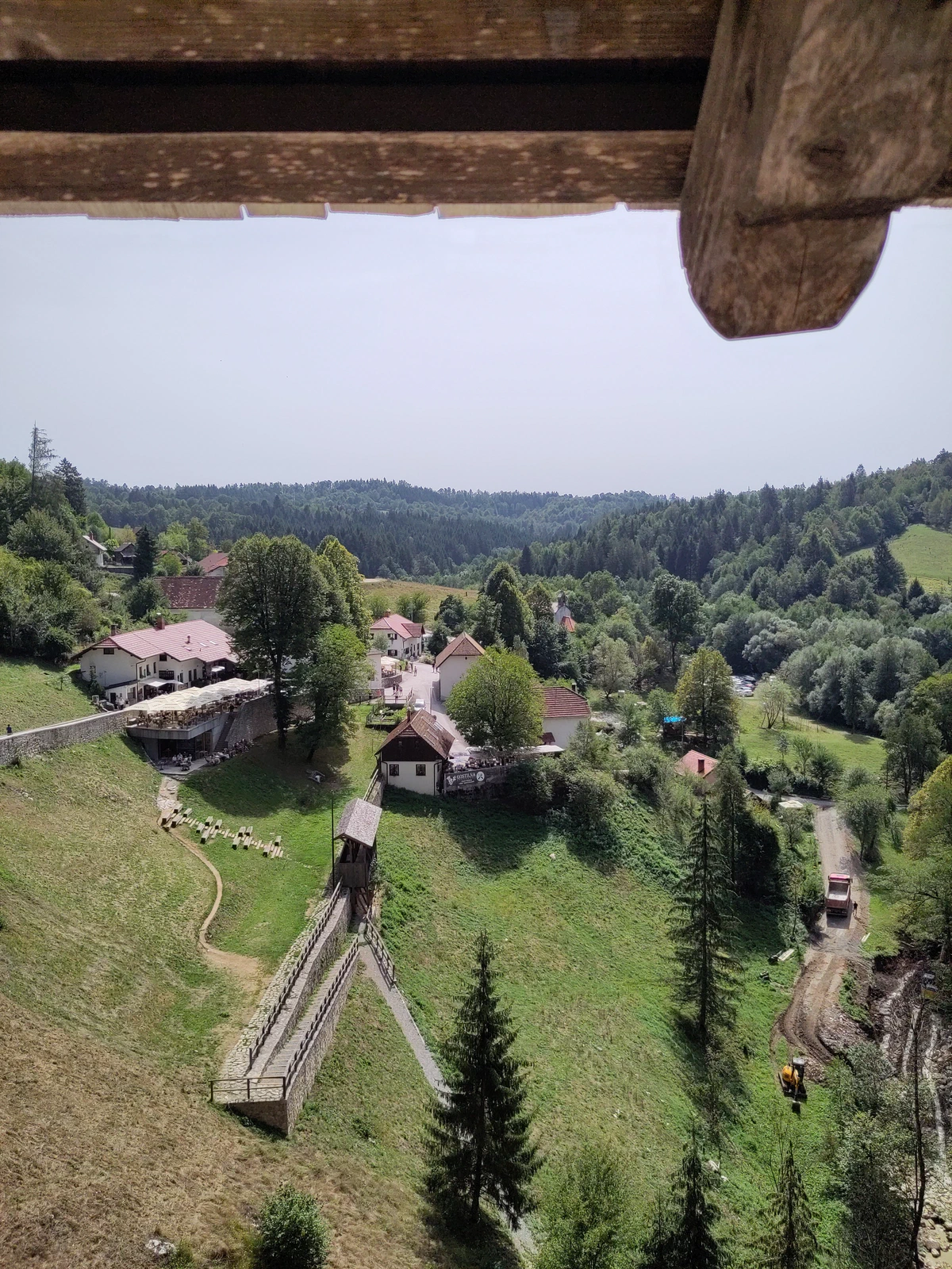 Blick aus der Burg hinunter auf das Dorf und die grünen Hügel
