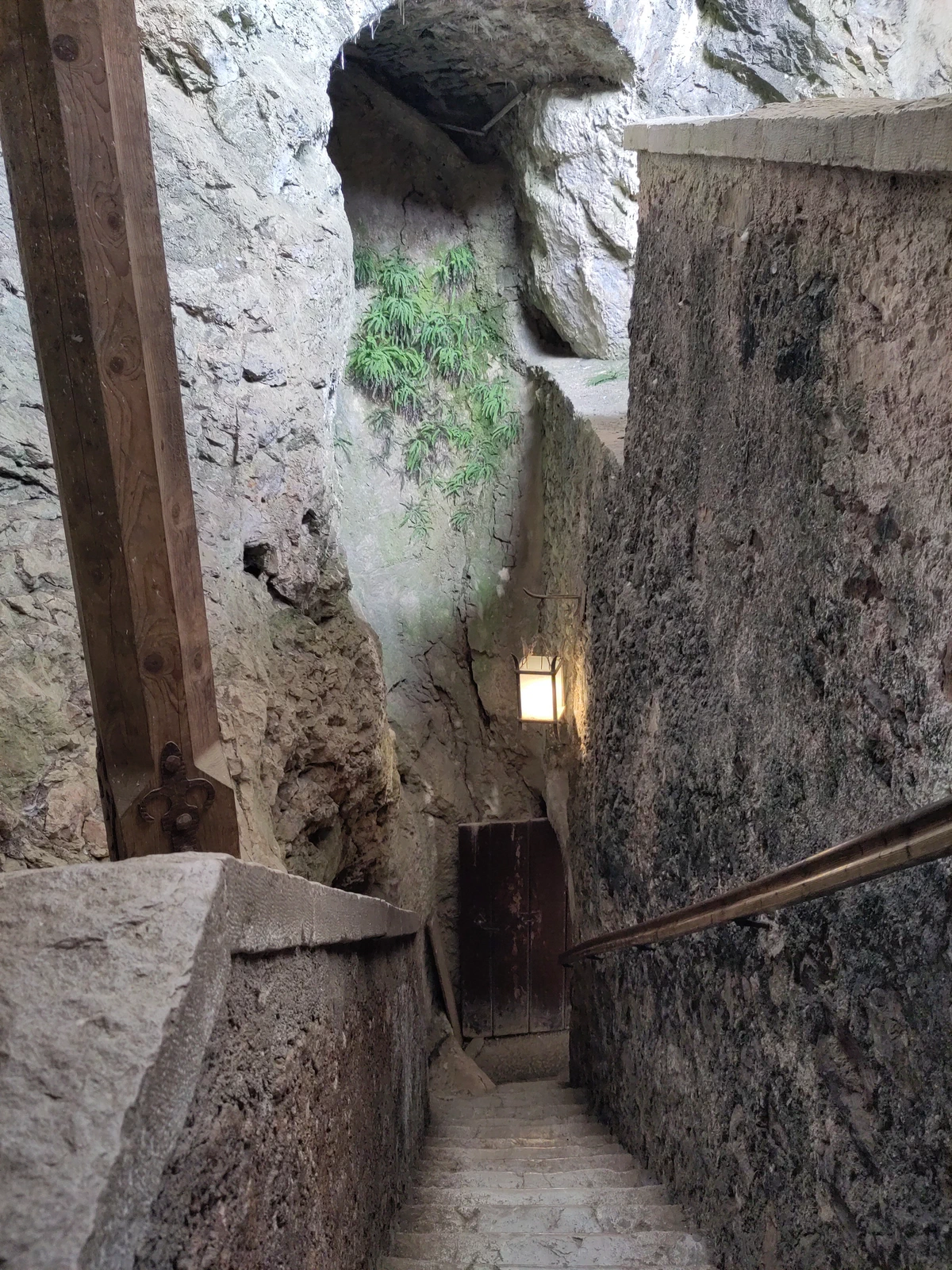 Schmaler Treppengang zwischen Fels und Mauer im Inneren der Burg
