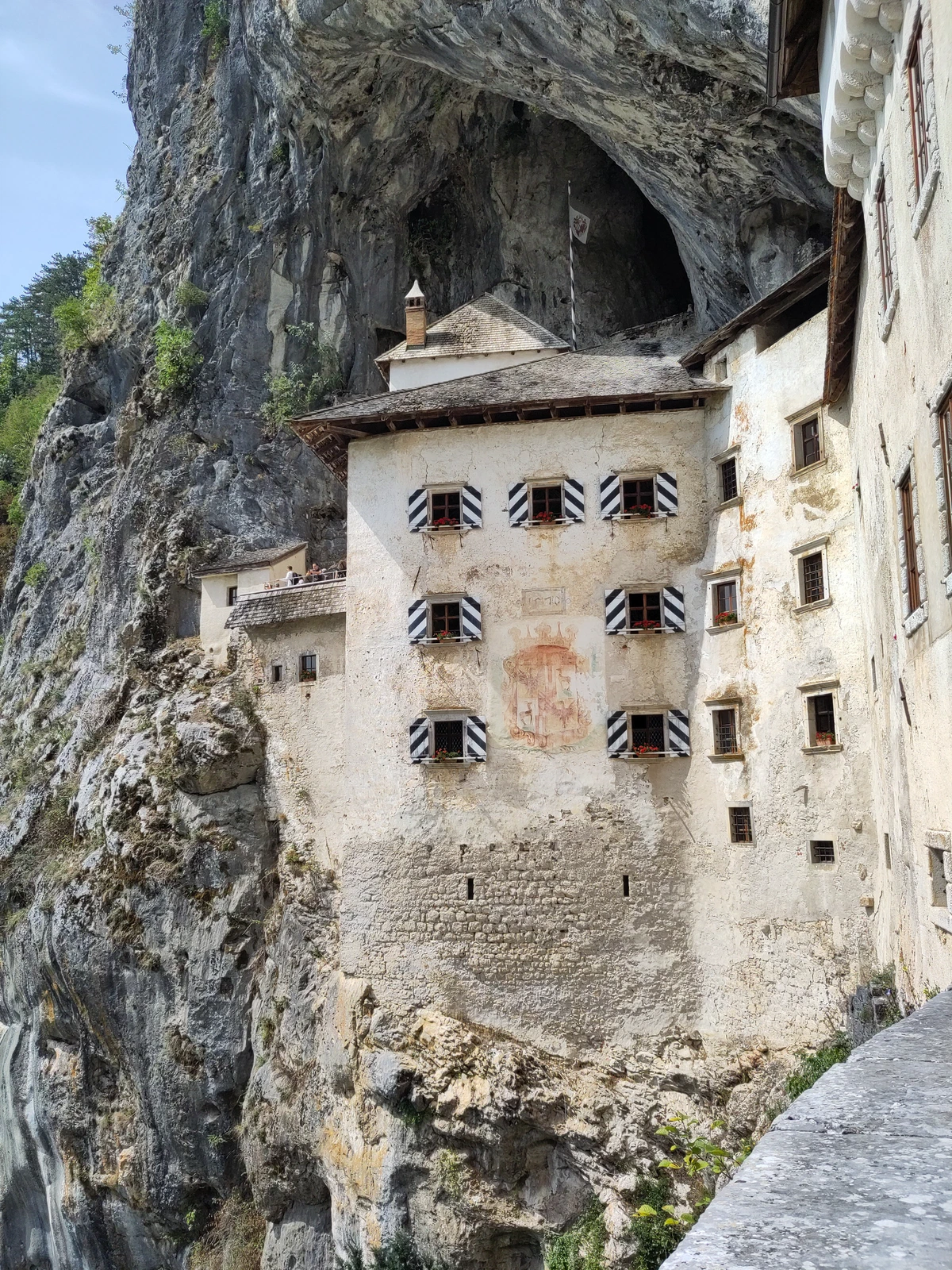 Die Fassade der Burg Predjama direkt unter dem Höhlenportal