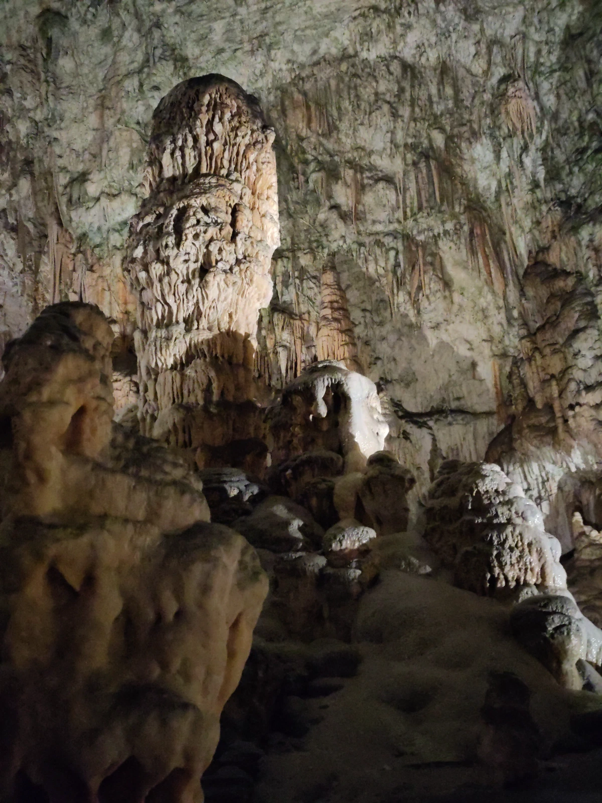 Riesiger Tropfstein in der Höhle von Postojna