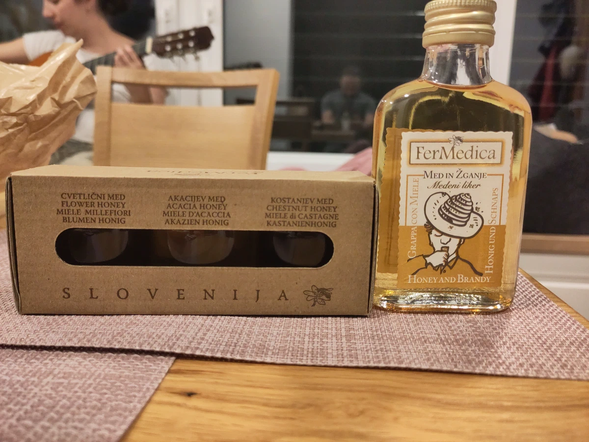 Schachtel mit drei slowenischen Honigsorten und ein Fläschchen Honiglikör