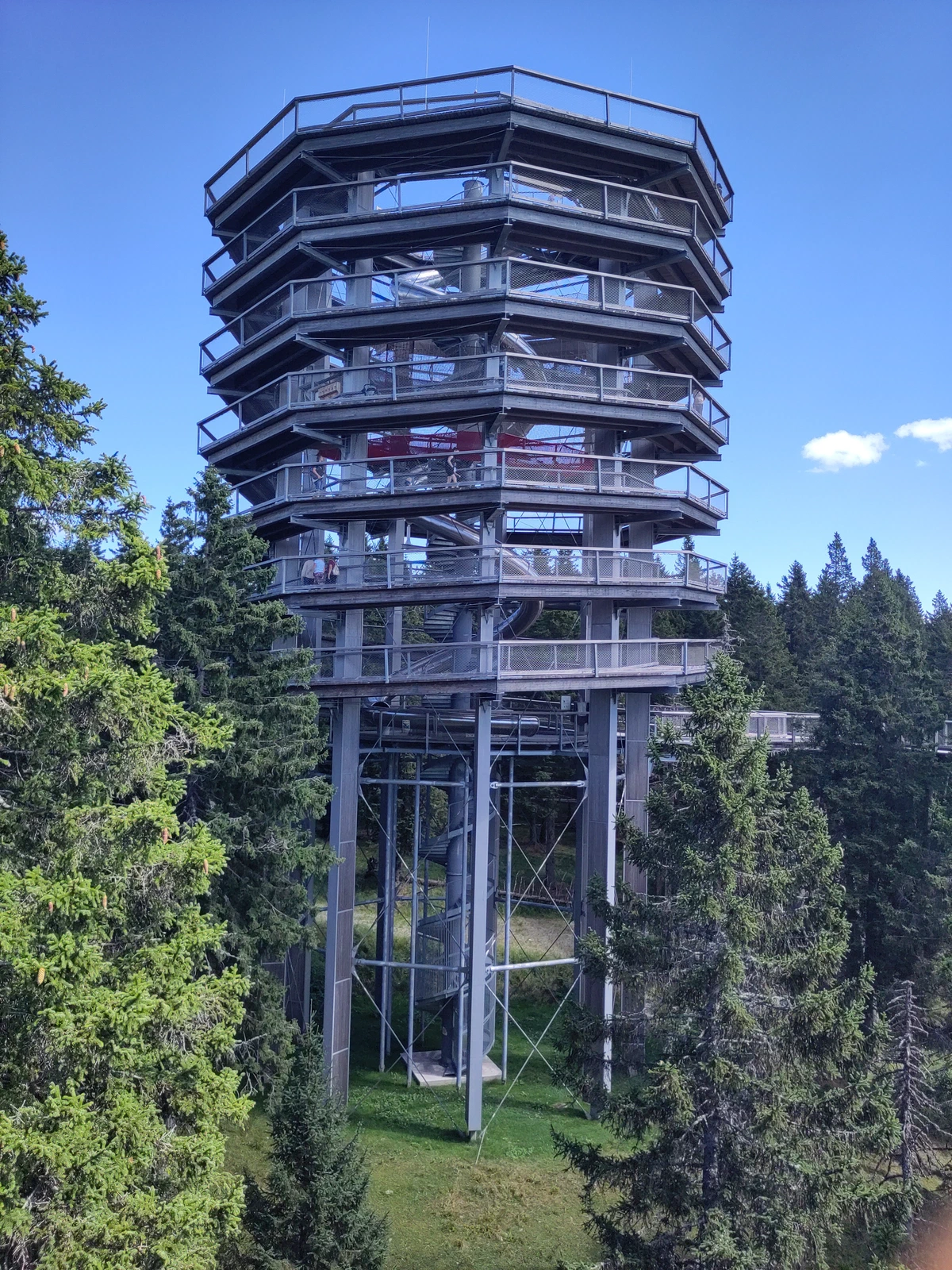 Der hölzerne Aussichtsturm mit seiner spiralförmigen Rampe von unten