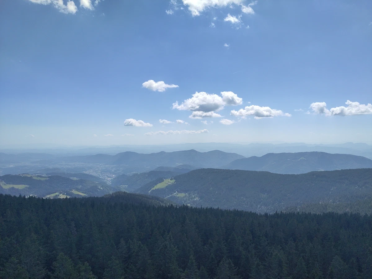Weiter Blick vom Turm über bewaldete Hügelketten bis zum Horizont