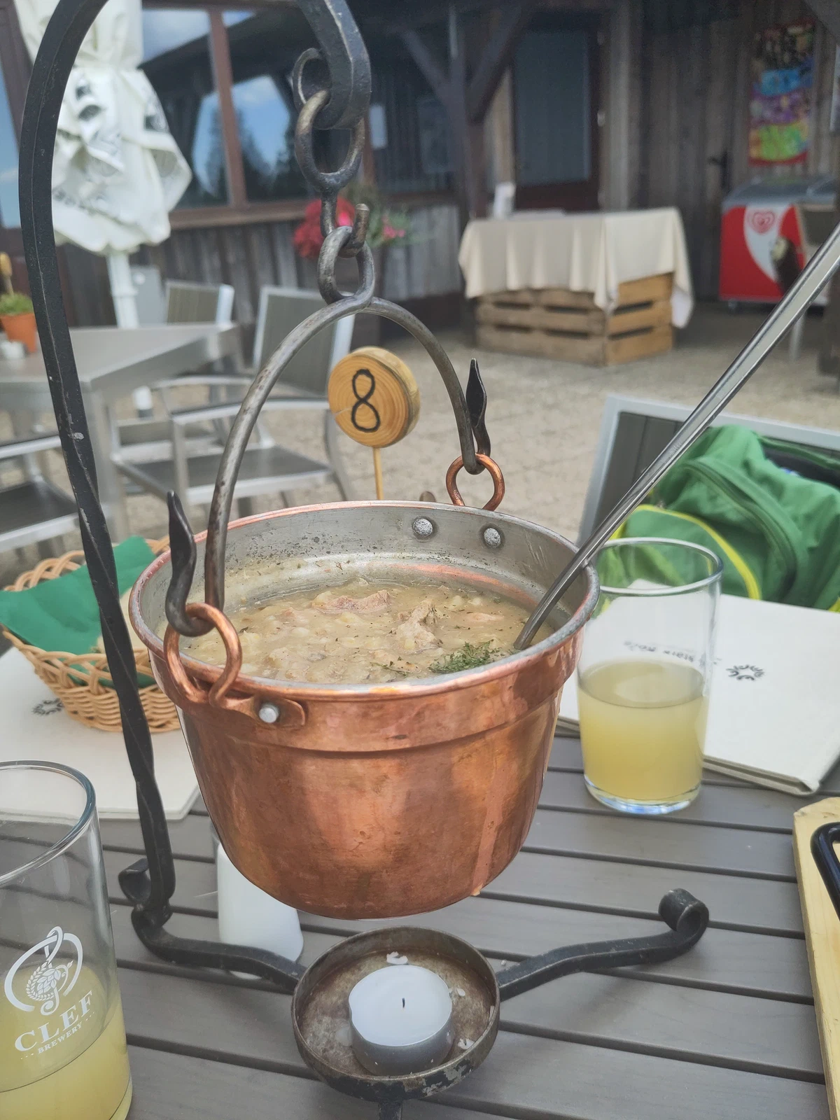 Eintopf in einem kleinen Kupferkessel über einem Teelicht