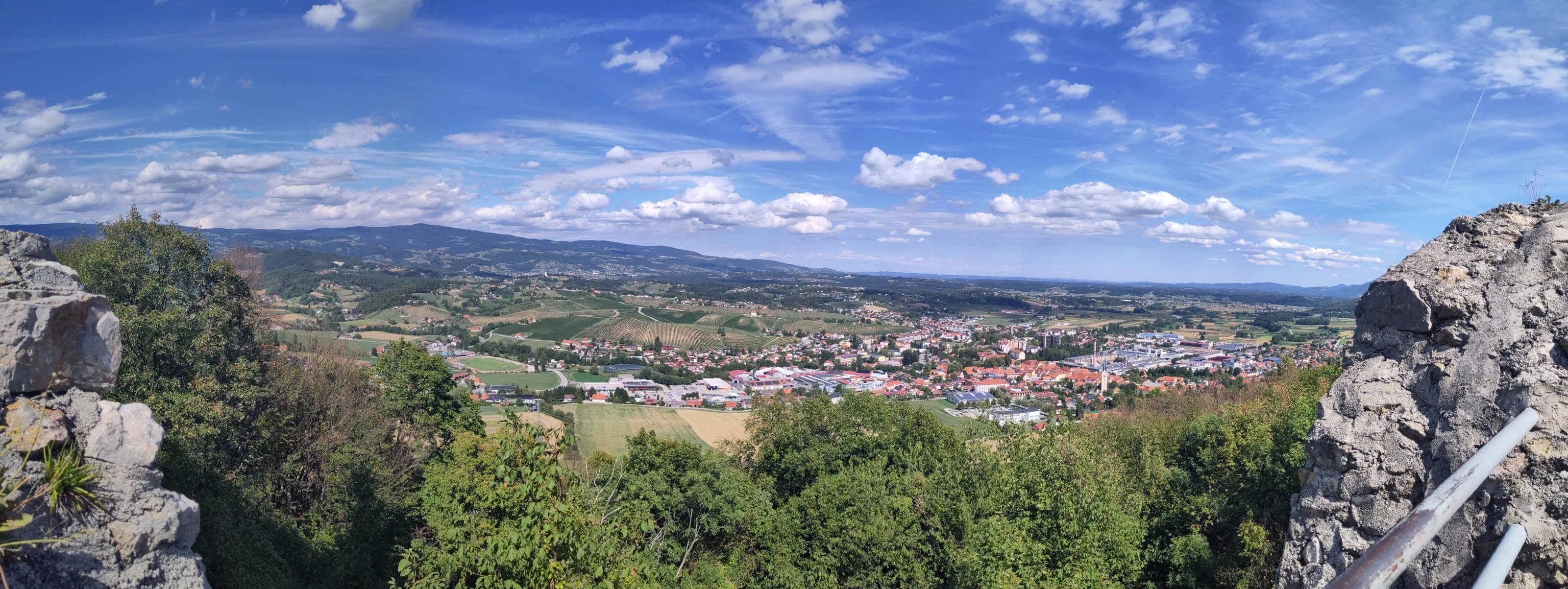 Panorama von einem Felsen über die Stadt und das weite Hügelland