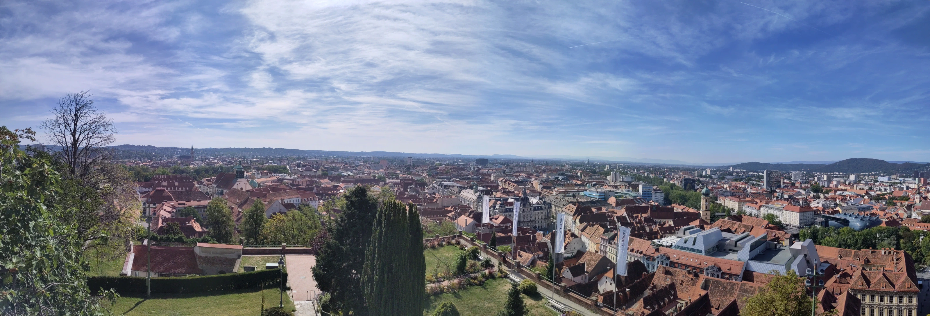 Panorama vom Schlossberg über die Dächer von Graz