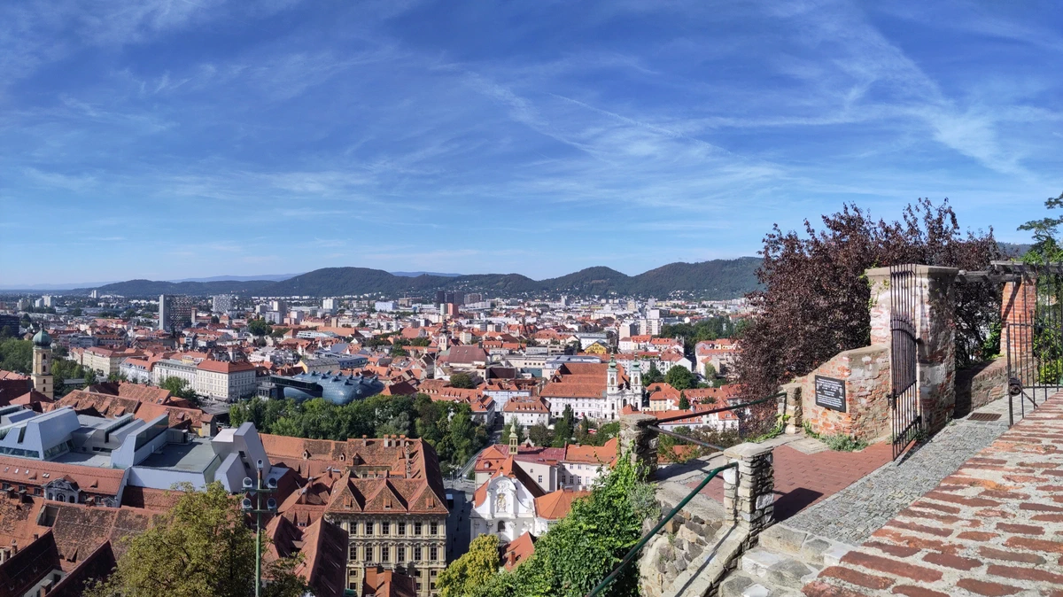 Blick vom Schlossberg über die roten Dächer der Grazer Altstadt