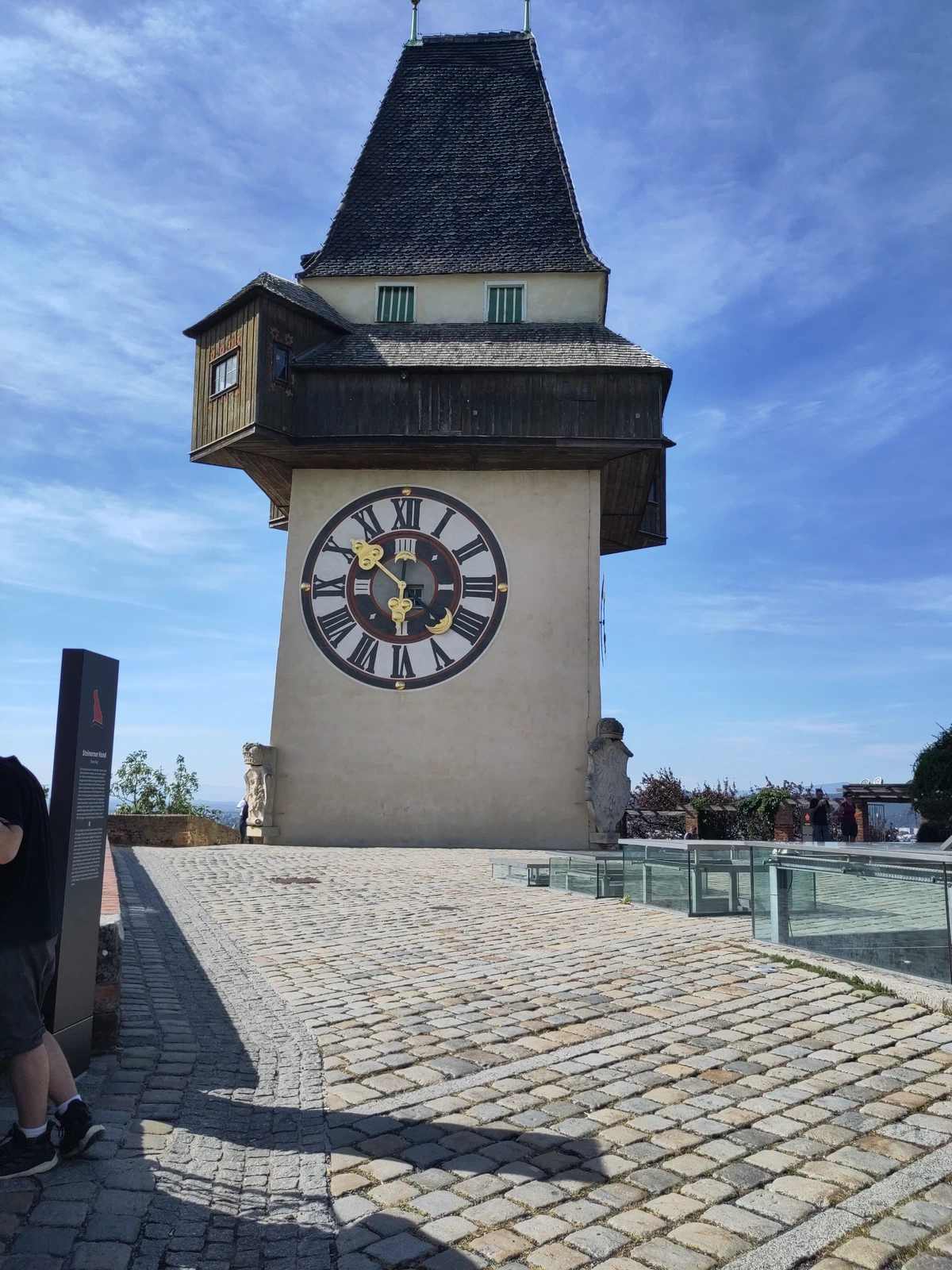 Der Grazer Uhrturm mit seinem großen Zifferblatt